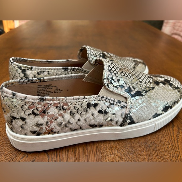 Time and Tru snakeskin print Slipons 8W. Memory foam insoles. Like new, too big. - Picture 2 of 5